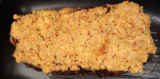 Запечённая говядина под корочкой из сыра, хрена и горчицы