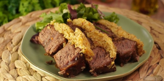 Запечённая говядина под корочкой из сыра, хрена и горчицы