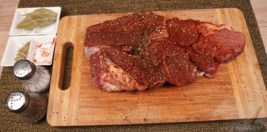 Запечённая говядина под корочкой из сыра, хрена и горчицы