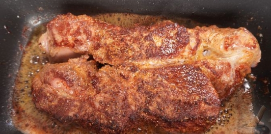 Запечённая говядина под корочкой из сыра, хрена и горчицы
