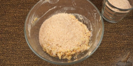 Запечённая говядина под корочкой из сыра, хрена и горчицы