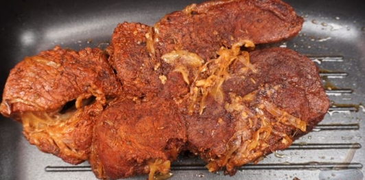 Запечённая говядина под корочкой из сыра, хрена и горчицы