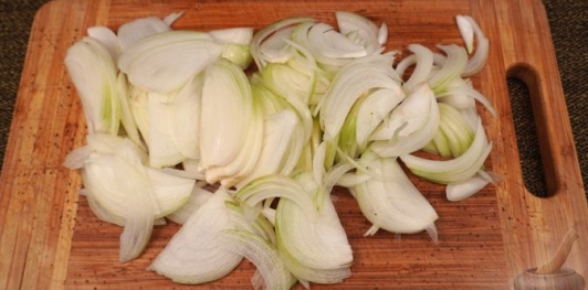Запечённая говядина под корочкой из сыра, хрена и горчицы