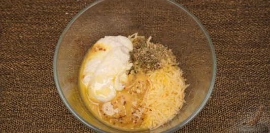 Запечённая говядина под корочкой из сыра, хрена и горчицы