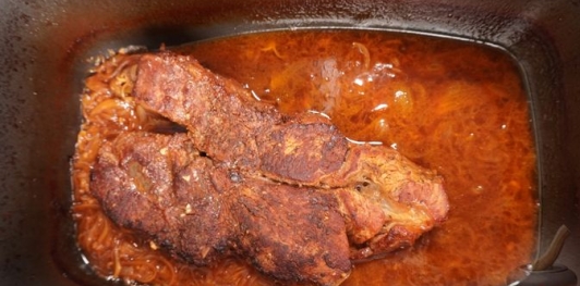 Запечённая говядина под корочкой из сыра, хрена и горчицы