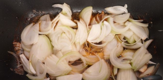 Запечённая говядина под корочкой из сыра, хрена и горчицы