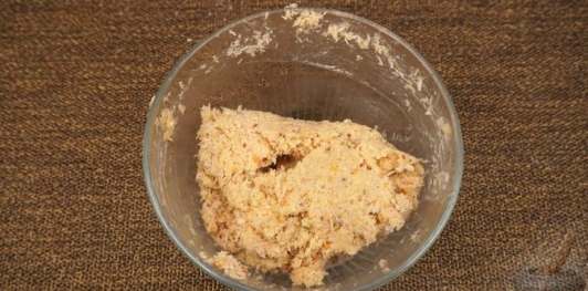 Запечённая говядина под корочкой из сыра, хрена и горчицы