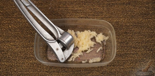 Запечённая говядина под корочкой из сыра, хрена и горчицы