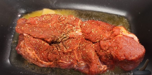 Запечённая говядина под корочкой из сыра, хрена и горчицы