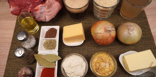 Запечённая говядина под корочкой из сыра, хрена и горчицы