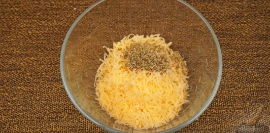 Запечённая говядина под корочкой из сыра, хрена и горчицы