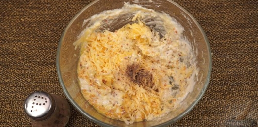 Запечённая говядина под корочкой из сыра, хрена и горчицы
