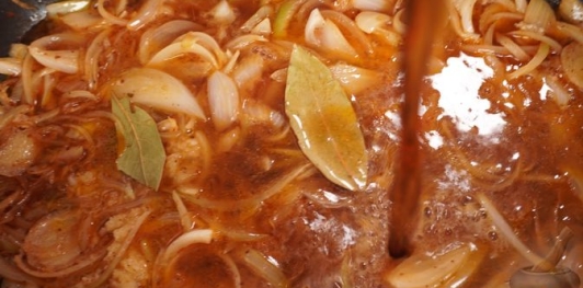 Запечённая говядина под корочкой из сыра, хрена и горчицы