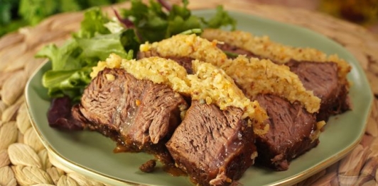 Запечённая говядина под корочкой из сыра, хрена и горчицы