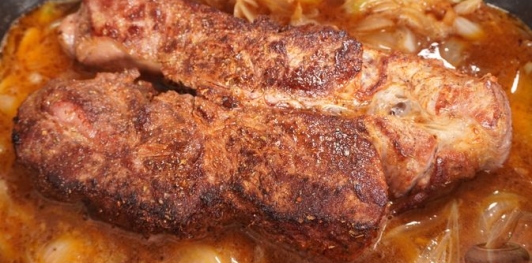 Запечённая говядина под корочкой из сыра, хрена и горчицы