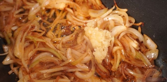 Запечённая говядина под корочкой из сыра, хрена и горчицы