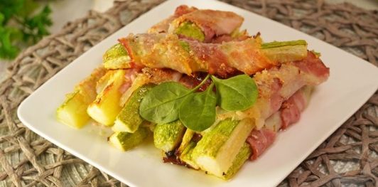 Запечённые кабачки в беконе, с сыром