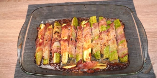 Запечённые кабачки в беконе, с сыром