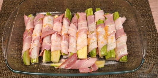 Запечённые кабачки в беконе, с сыром