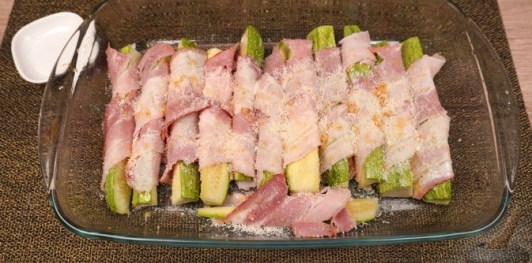 Запечённые кабачки в беконе, с сыром