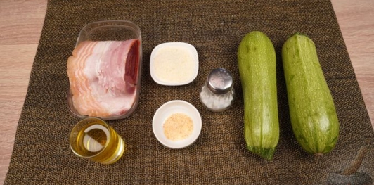 Запечённые кабачки в беконе, с сыром