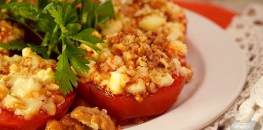 Запечённые помидоры с брынзой и орехами