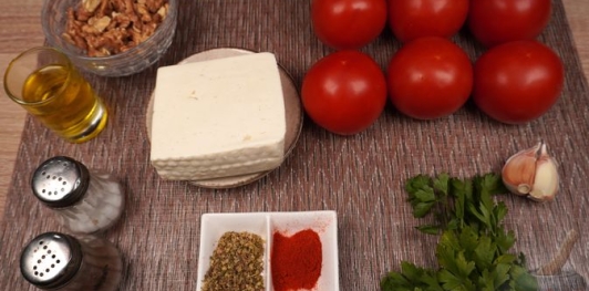 Запечённые помидоры с брынзой и орехами