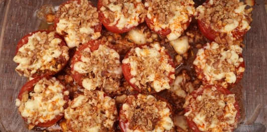 Запечённые помидоры с брынзой и орехами