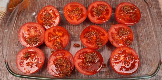 Запечённые помидоры с брынзой и орехами