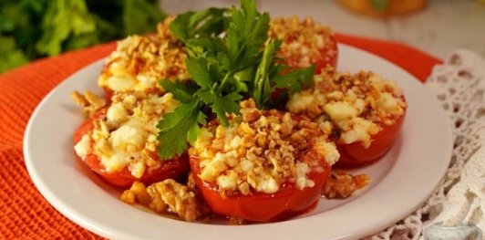 Запечённые помидоры с брынзой и орехами