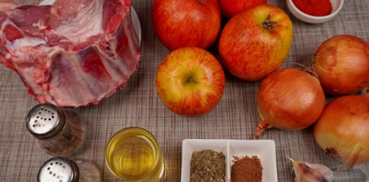 Запечённые свиные рёбрышки с яблоками и луком