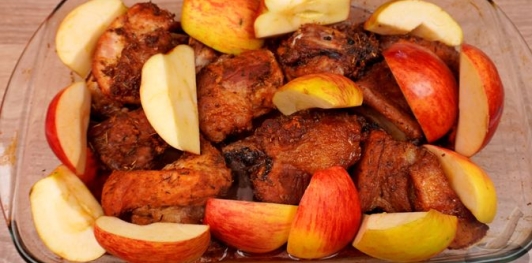 Запечённые свиные рёбрышки с яблоками и луком