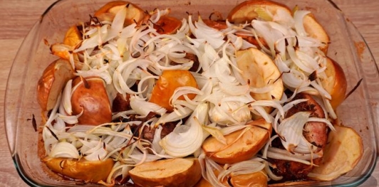 Запечённые свиные рёбрышки с яблоками и луком