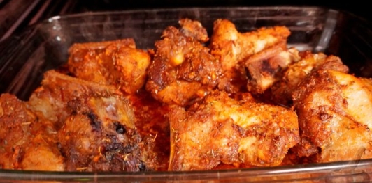 Запечённые свиные рёбрышки с яблоками и луком