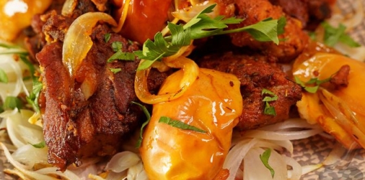 Запечённые свиные рёбрышки с яблоками и луком