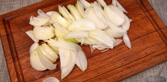 Запечённые свиные рёбрышки с яблоками и луком