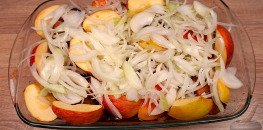 Запечённые свиные рёбрышки с яблоками и луком