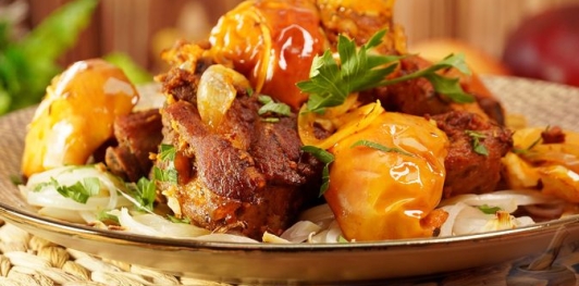 Запечённые свиные рёбрышки с яблоками и луком