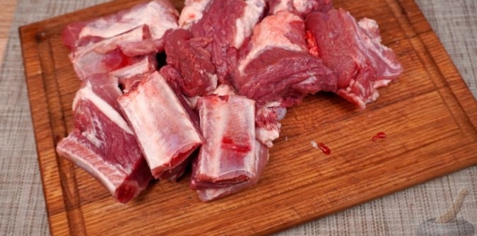 Запечённые свиные рёбрышки с яблоками и луком