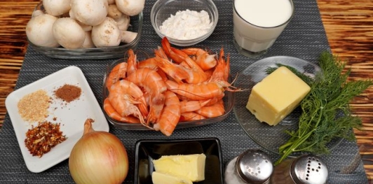 Жюльен с креветками, грибами и сыром