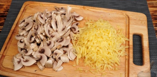 Жюльен с креветками, грибами и сыром