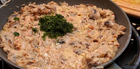 Жюльен с креветками, грибами и сыром