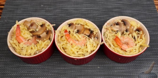 Жюльен с креветками, грибами и сыром