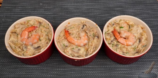 Жюльен с креветками, грибами и сыром