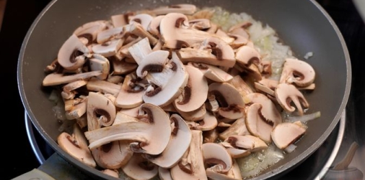 Жюльен с креветками, грибами и сыром