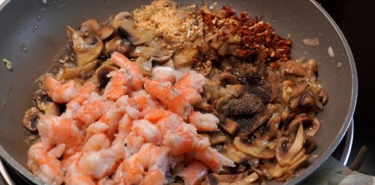 Жюльен с креветками, грибами и сыром