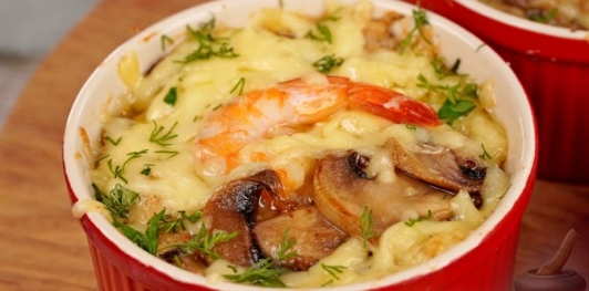 Жюльен с креветками, грибами и сыром