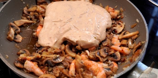 Жюльен с креветками, грибами и сыром