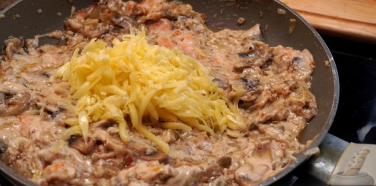Жюльен с креветками, грибами и сыром