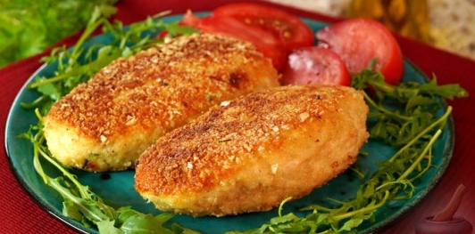 Зразы из куриного фарша с сыром и яйцами